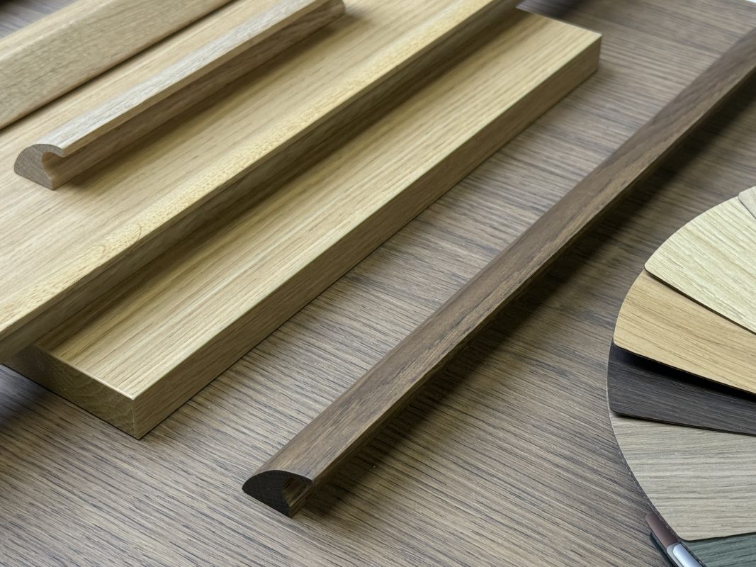 Ilga medinė rankenėlė baldams, spintoms, fasadams.